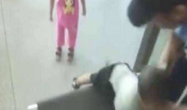 小孩爬進(jìn)安檢機(jī)